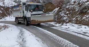 İzmir'de 78 köy ve mahalle yolunda kar küreme çalışması