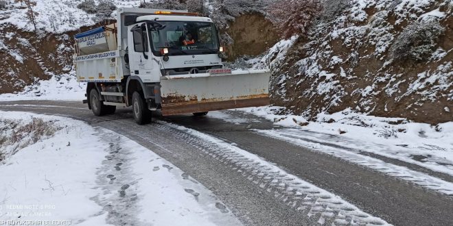 İzmir'de 78 köy ve mahalle yolunda kar küreme çalışması