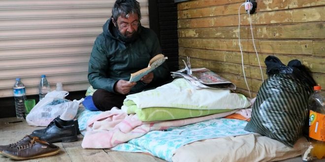 60 Yaşındaki adam sokakta elektrikli battaniye geceleri geçiriyor