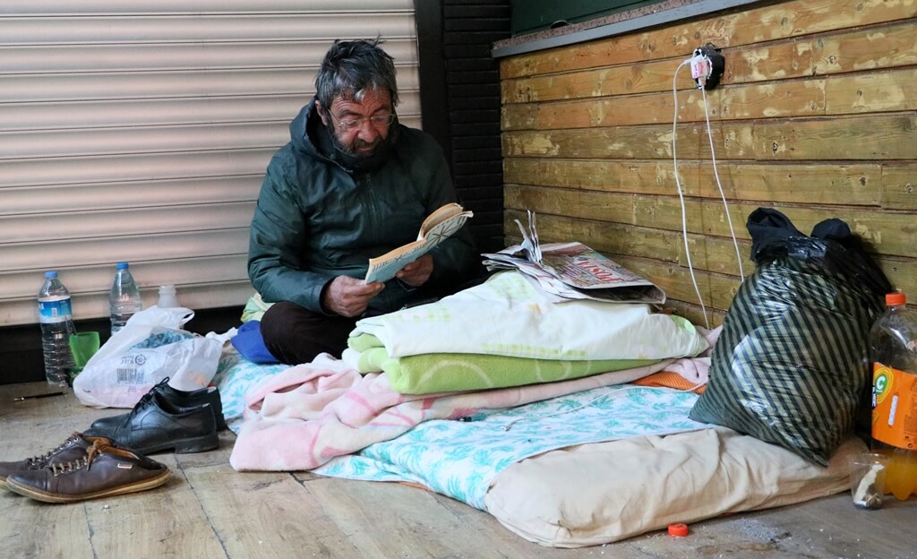 60 Yaşındaki adam sokakta elektrikli battaniye geceleri geçiriyor