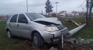 Afyonkarahisar'da aydınlatma direğine çarpan otomobildeki 3 kişi yaralandı