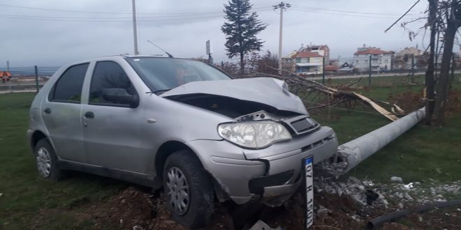 Afyonkarahisar'da aydınlatma direğine çarpan otomobildeki 3 kişi yaralandı