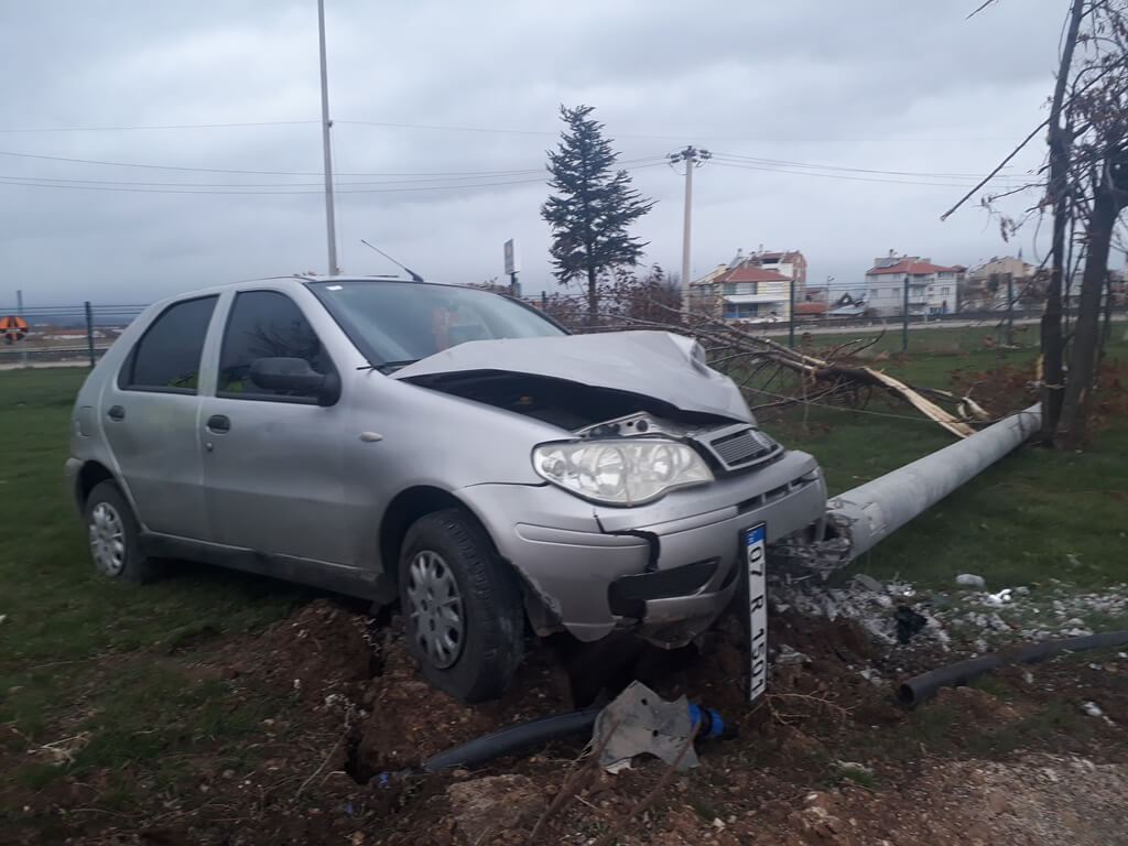 Afyonkarahisar'da aydınlatma direğine çarpan otomobildeki 3 kişi yaralandı