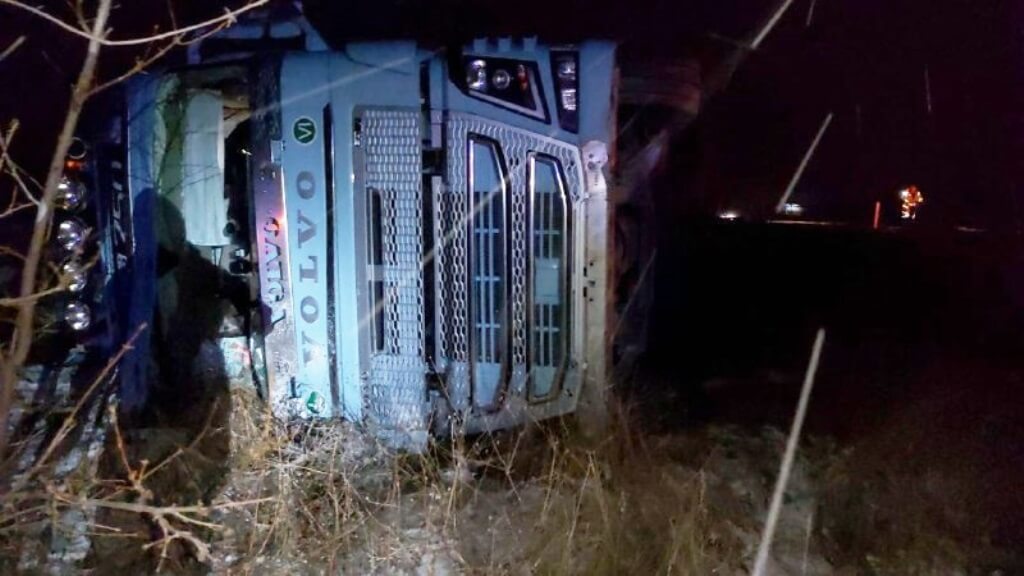 Afyonkarahisar’da devrilen tırın sürücüsü yaralandı