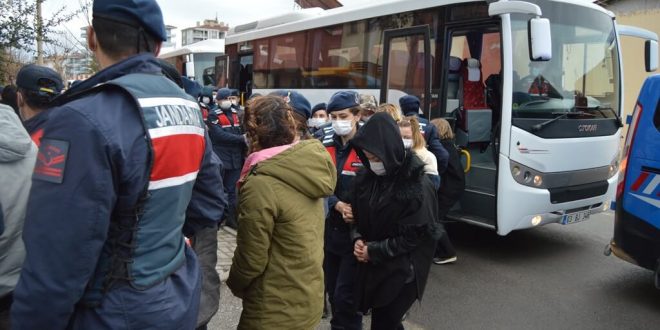 Afyonkarahisar'da organize suç örgütü göz altına alınan 33 kişi adliyeye sevk edildi