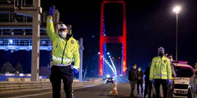 Afyonkarahisar'da sokağa çıkma kısıtlamasını ihlal eden 52 kişiye ceza kesildi