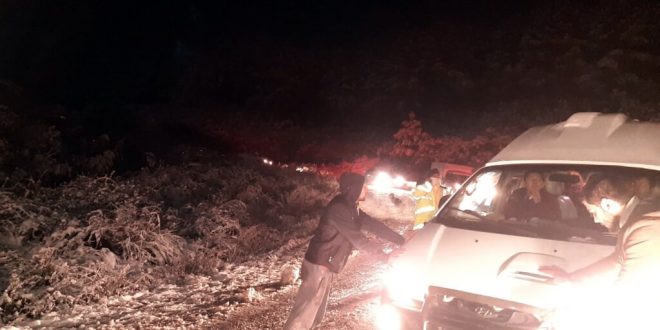 Aydın'da kardan mahsur kalan araçlar ile vatandaşlar kurtarıldı