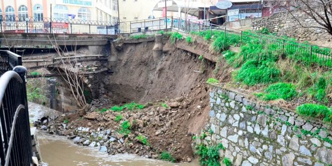 Aydın'da sağanak nedeniyle dereyi çevreleyen istinat duvarı yıkıldı