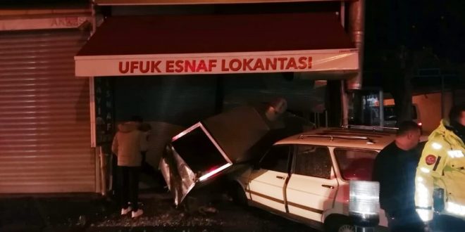 Aydın’da trafik kazasında kontrolden çıkan otomobil lokantaya girdi