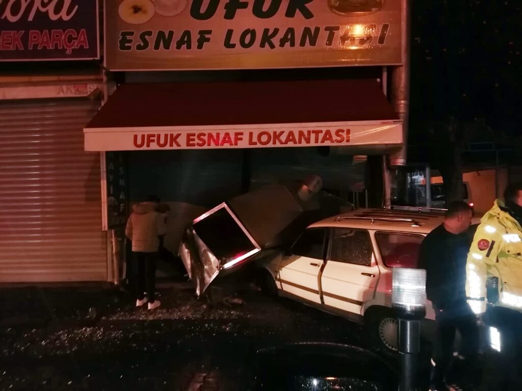 Aydın’da trafik kazasında kontrolden çıkan otomobil lokantaya girdi