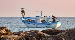 Datça'da alabora olan balıkçı teknesindeki 3 kişi kurtarıldı 1 kişi kayboldu