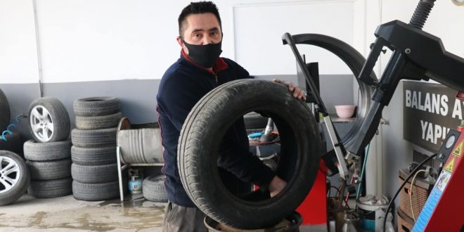 Denizli'de bir esnaf, iş yerinin önünde bulduğu altınları polise teslim etti