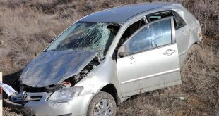 Denizli'de devrilen otomobildeki yaşlı kadın hayatını kaybetti oğlu yaralandı