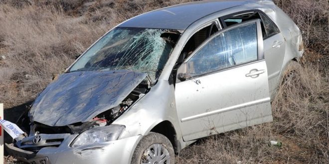 Denizli'de devrilen otomobildeki yaşlı kadın hayatını kaybetti oğlu yaralandı