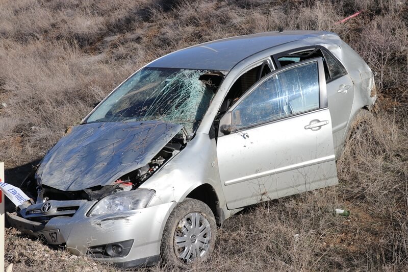 Denizli'de devrilen otomobildeki yaşlı kadın hayatını kaybetti oğlu yaralandı