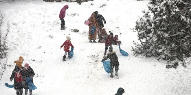 Denizli'de kar yağışı sonrası teleferikle çıkılan yaylaya ilgi arttı