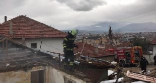 Denizli'de metruk evde çıkan yangın, kümesteki güvercinler zarar görmeden söndürüldü