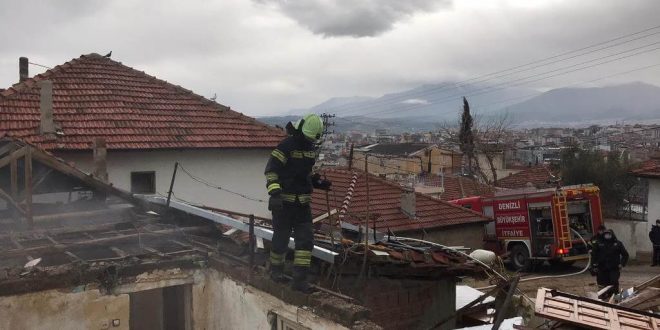 Denizli'de metruk evde çıkan yangın, kümesteki güvercinler zarar görmeden söndürüldü