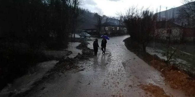 Denizli'de sağanak su baskınlarına neden oldu