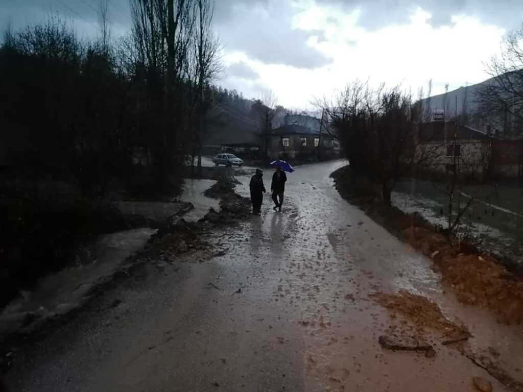 Denizli'de sağanak su baskınlarına neden oldu