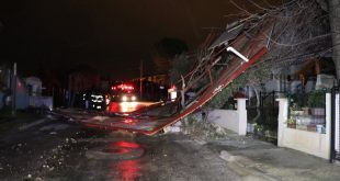 Denizli'de şiddetli lodosun etkisiyle bir evin çatısı uçtu