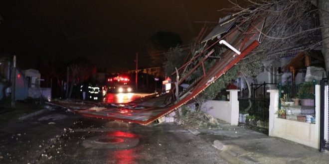 Denizli'de şiddetli lodosun etkisiyle bir evin çatısı uçtu