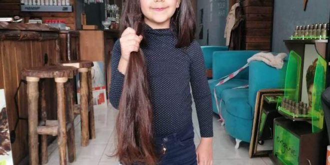 Denizli'de yaşayan 7 yaşındaki Zeynep saçlarını lösemili çocuklara bağışlayacak