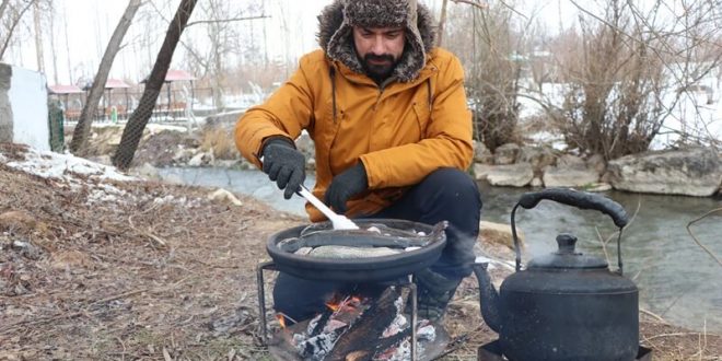 Doğada yaptığı yemeklerle kentleri tanıtıyor