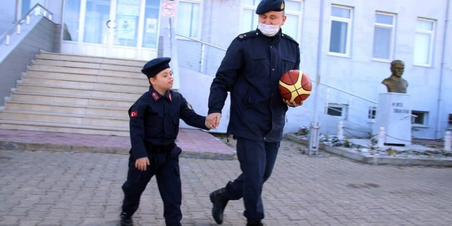 Down sendromlu Ali Miraç'ın jandarma üniforması giyme hayali gerçek oldu