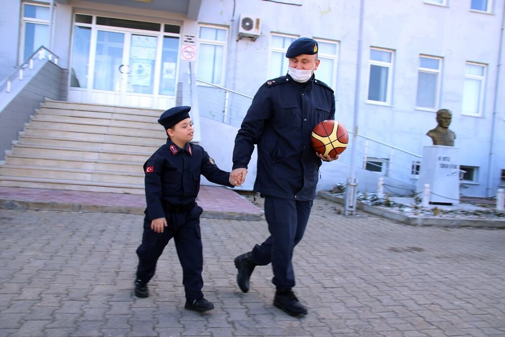 Down sendromlu Ali Miraç'ın jandarma üniforması giyme hayali gerçek oldu