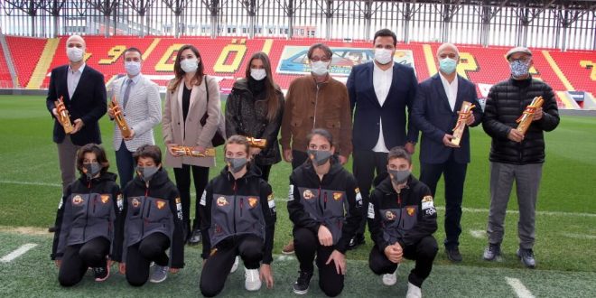 Göztepe yelken şubesi sponsorlarına teşekkür plaketi verildi