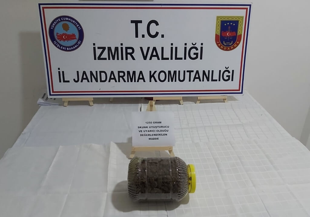 İzmir Seferihisar'da bir evde 1600 gram esrar ele geçirildi 1 gözaltı