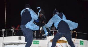 İzmir açıklarında Türk kara sularına itilen 48 sığınmacı kurtarıldı