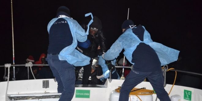 İzmir açıklarında Türk kara sularına itilen 48 sığınmacı kurtarıldı