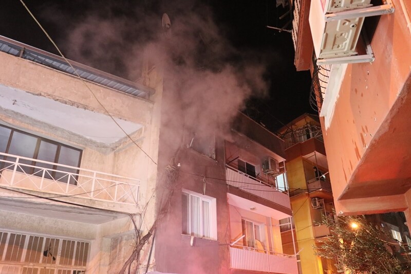 İzmir'de Evde çıkan yangında hasar meydana geldi