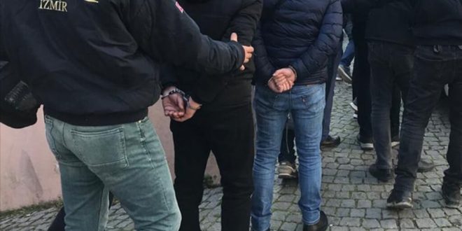 İzmir'de FETÖ evlerine yönelik operasyonda 5 şüpheli tutuklandı