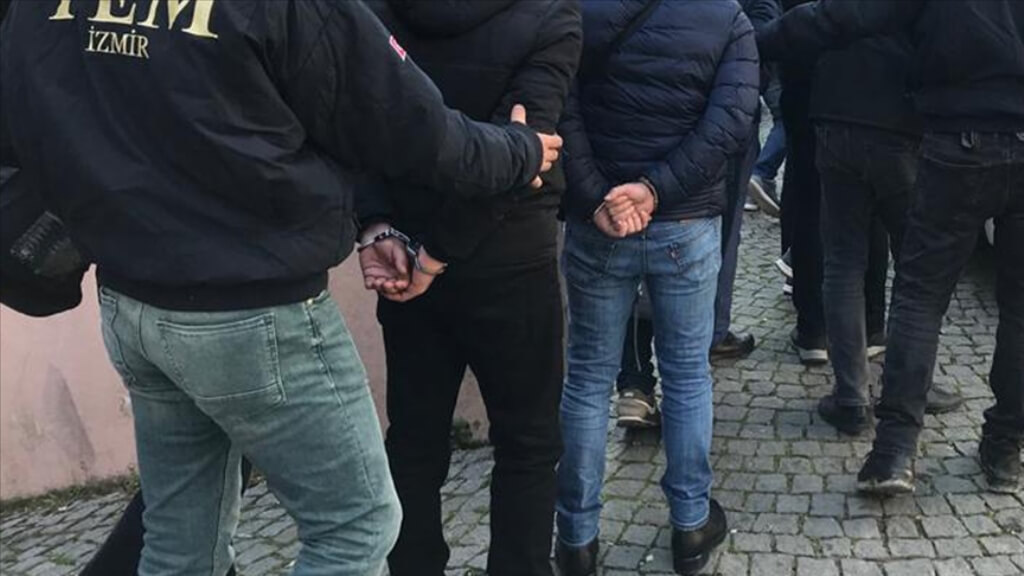 İzmir'de FETÖ evlerine yönelik operasyonda 5 şüpheli tutuklandı