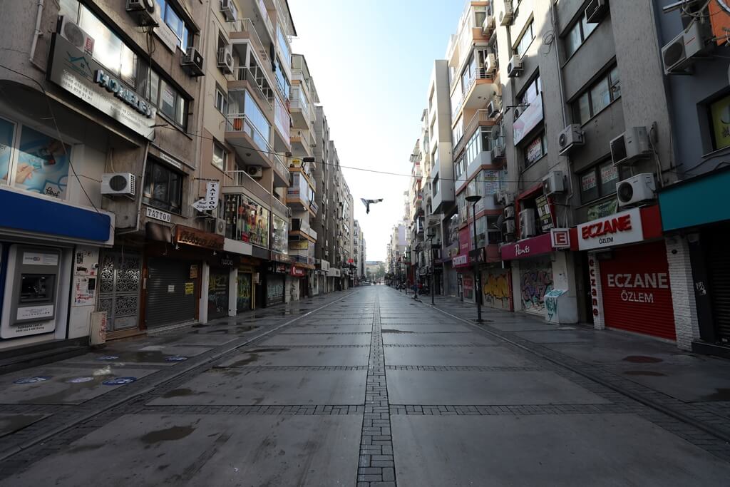 İzmirde Sokağa çıkma yasaklarıyla her yer tenhalaştı