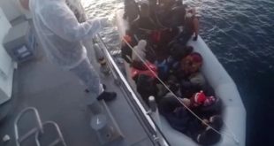 İzmir'de Türk kara sularına itilen 32 sığınmacı kurtarıldı