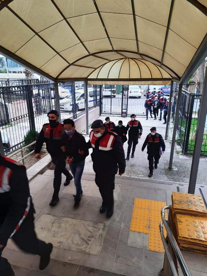 İzmir'de bir kişinin öldürülmesiyle ilgili yakalanan 4 şüpheliden biri tutuklandı