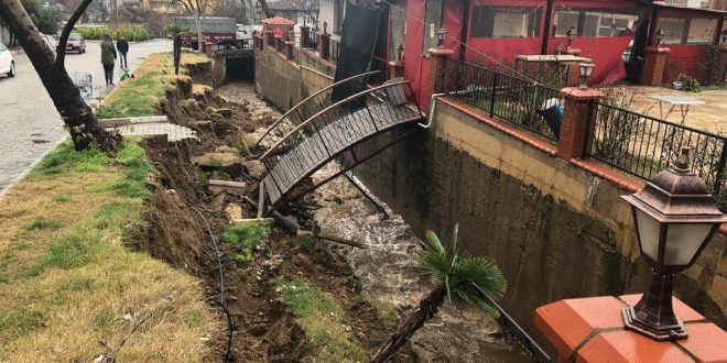 İzmir'de dere kenarındaki istinat duvarı çöktü