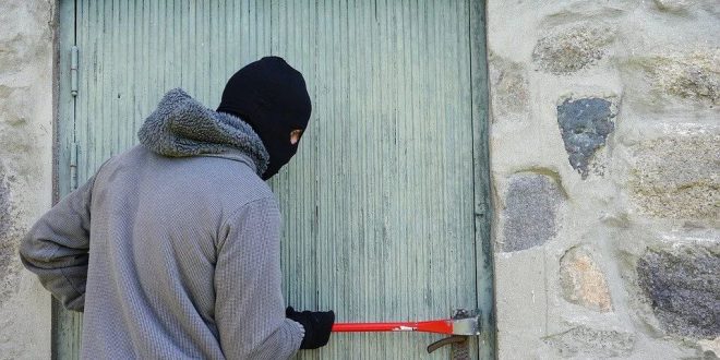 İzmir'de girdikleri evde 4 gün kalıp ziynet eşyalarını çalan şüpheliler tutuklandı