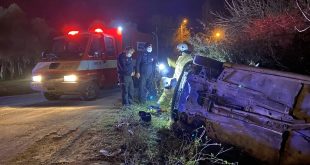 İzmir'de kamyon otomobile çarptı 1 yaralı