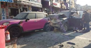 İzmir'de kontrolden çıkan pikabın 2 araca çarpması sonucu 4 kişi yaralandı