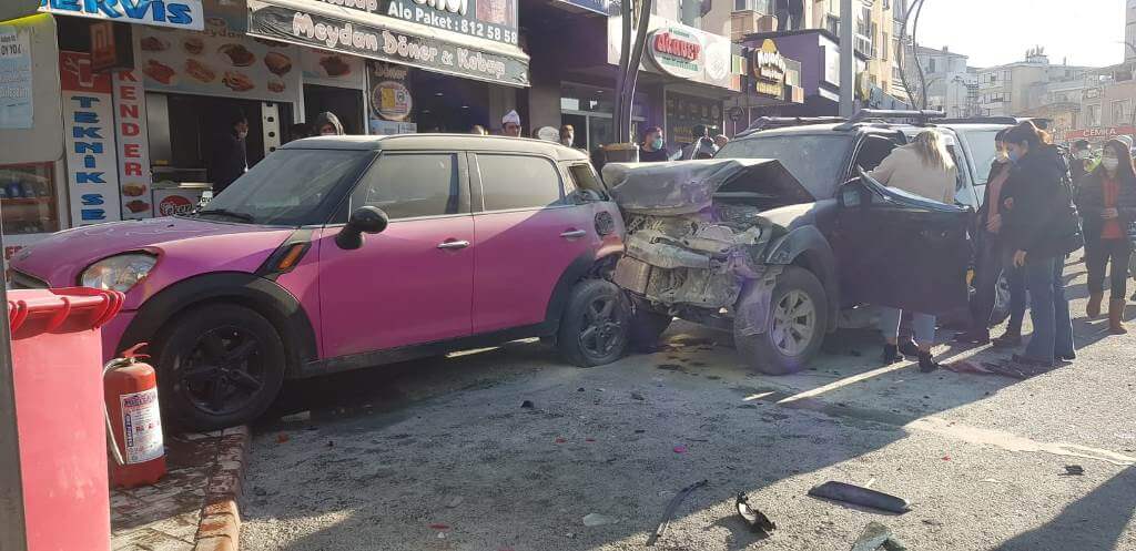 İzmir'de kontrolden çıkan pikabın 2 araca çarpması sonucu 4 kişi yaralandı