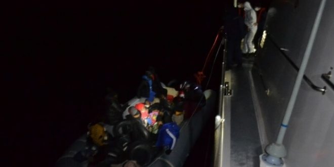 İzmir'de lastik botla sürüklenen 21 sığınmacı kurtarıldı