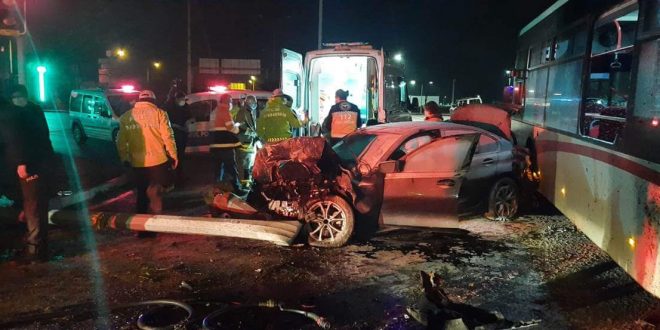 İzmir'de otomobilin otobüse çarpması sonucu iki kişi yaralandı