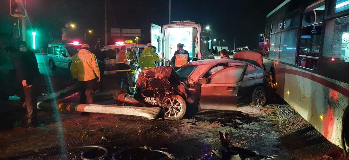 İzmir'de otomobilin otobüse çarpması sonucu iki kişi yaralandı