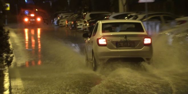 İzmir'de sağanak ve şiddetli rüzgar etkili oldu