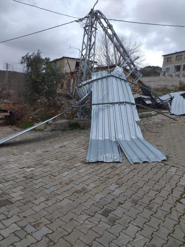İzmir'de şiddetli fırtına ve sağanak yağış İzban seferlerini aksattı